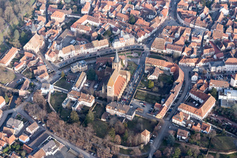 Vue aérienne de Cathédrale Saint-Pierre-et-Paul à Wissembourg dans le département Bas Rhin, France