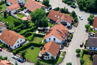 Vue oblique de Klingbachstraße depuis l'est à Steinweiler dans le département Rhénanie-Palatinat, Allemagne