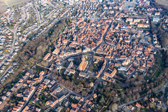 Wissembourg dans le département Bas Rhin, France du point de vue du drone