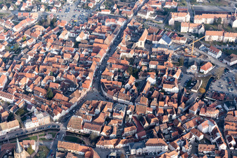 Vue aérienne de Quartier de la vieille ville et centre-ville à Wissembourg dans le département Bas Rhin, France