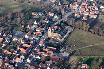 Vue aérienne de Église Saint-Ulrich au centre-ville à Altenstadt à le quartier Altenstadt in Wissembourg dans le département Bas Rhin, France
