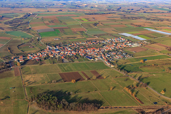 Vue aérienne de Vue du village depuis le sud à Schweighofen dans le département Rhénanie-Palatinat, Allemagne