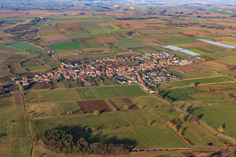 Vue aérienne de Vue du village depuis le sud à Schweighofen dans le département Rhénanie-Palatinat, Allemagne