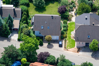 Klingbachstraße depuis l'est à Steinweiler dans le département Rhénanie-Palatinat, Allemagne hors des airs