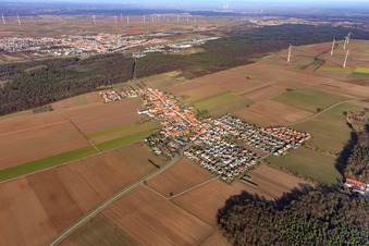 Vue aérienne de Vue du village depuis le sud-ouest à le quartier Hayna in Herxheim bei Landau dans le département Rhénanie-Palatinat, Allemagne