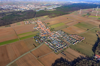 Vue aérienne de Vue du village depuis le sud-ouest à le quartier Hayna in Herxheim bei Landau dans le département Rhénanie-Palatinat, Allemagne