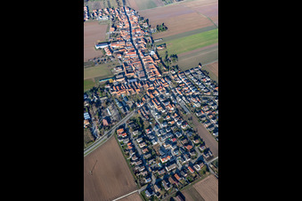 Vue aérienne de Vue d'ensemble du village depuis le sud à le quartier Hayna in Herxheim bei Landau dans le département Rhénanie-Palatinat, Allemagne