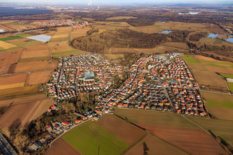 Vue aérienne de Vue du village depuis l'ouest à Kuhardt dans le département Rhénanie-Palatinat, Allemagne