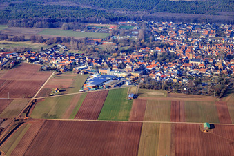Vue aérienne de Vue de la ville depuis le sud avec la brasserie Bellheimer à Bellheim dans le département Rhénanie-Palatinat, Allemagne