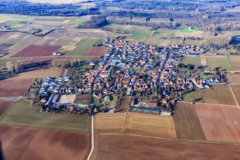 Vue aérienne de Vue du village depuis le sud à Knittelsheim dans le département Rhénanie-Palatinat, Allemagne