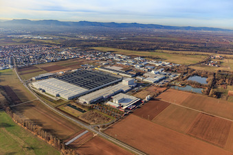 Vue aérienne de Zone industrielle Interpark du sud-ouest avec centre logistique Mercedes-Benz à Offenbach an der Queich dans le département Rhénanie-Palatinat, Allemagne