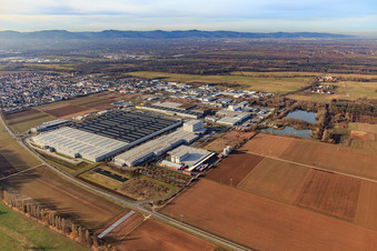 Vue aérienne de Zone industrielle Interpark du sud-ouest avec centre logistique Mercedes-Benz à Offenbach an der Queich dans le département Rhénanie-Palatinat, Allemagne