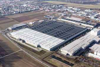 Vue aérienne de Complexe d'entrepôts à hauts rayonnages et centre logistique dans les locaux de l'entrepôt de pièces détachées Mercedes Benz à Offenbach an der Queich dans le département Rhénanie-Palatinat, Allemagne