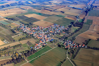Vue aérienne de Vue du village en hiver depuis le sud-ouest à Steinfeld dans le département Rhénanie-Palatinat, Allemagne