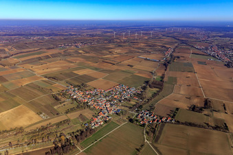 Vue oblique de Vue du village en hiver depuis le sud-ouest à Steinfeld dans le département Rhénanie-Palatinat, Allemagne
