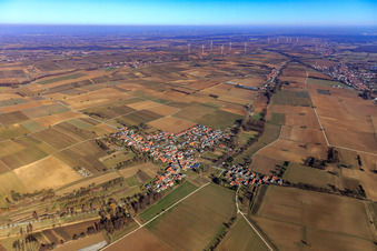 Vue du village en hiver depuis le sud-ouest à Steinfeld dans le département Rhénanie-Palatinat, Allemagne d'en haut