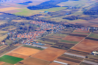 Vue aérienne de Vue du village en hiver depuis le sud-ouest à Winden dans le département Rhénanie-Palatinat, Allemagne