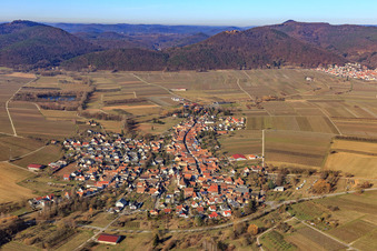 Vue aérienne de Vue du village en hiver depuis l'ouest à Göcklingen dans le département Rhénanie-Palatinat, Allemagne