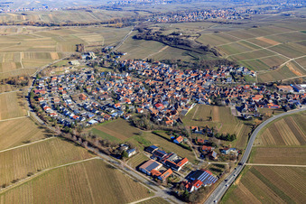 Vue aérienne de Vue du village en hiver depuis le sud à Ilbesheim bei Landau dans le département Rhénanie-Palatinat, Allemagne