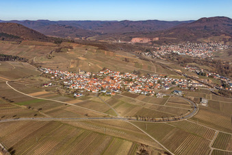 Vue aérienne de Vue d'un village viticole depuis le sud en hiver, sans neige. à Birkweiler dans le département Rhénanie-Palatinat, Allemagne