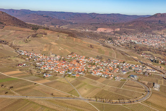Vue aérienne de Vue d'un village viticole depuis le sud en hiver, sans neige. à Birkweiler dans le département Rhénanie-Palatinat, Allemagne
