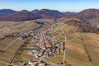 Vue aérienne de Vue d'un village viticole depuis l'est en hiver, sans neige. à Ranschbach dans le département Rhénanie-Palatinat, Allemagne