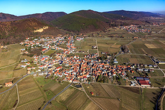 Vue aérienne de Vue du village viticole en hiver depuis le sud à Frankweiler dans le département Rhénanie-Palatinat, Allemagne