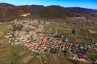 Vue aérienne de Vue du village viticole en hiver depuis le sud à Frankweiler dans le département Rhénanie-Palatinat, Allemagne