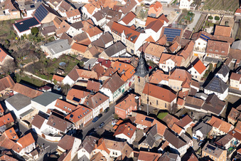 Vue aérienne de Bâtiment d'église au centre du village à Frankweiler dans le département Rhénanie-Palatinat, Allemagne
