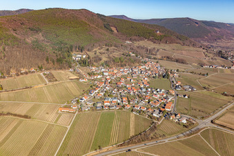 Vue aérienne de Vue d'un village viticole depuis le sud en hiver, sans neige. à Gleisweiler dans le département Rhénanie-Palatinat, Allemagne