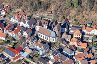 Vue aérienne de Église catholique Saint-Étienne à Gleisweiler dans le département Rhénanie-Palatinat, Allemagne