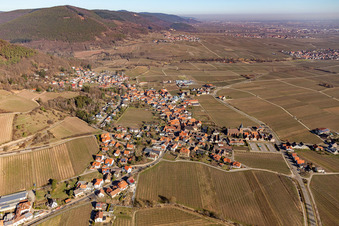 Vue aérienne de Vue d'un village viticole depuis le sud en hiver, sans neige. à Burrweiler dans le département Rhénanie-Palatinat, Allemagne