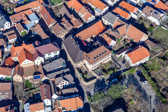 Vue aérienne de Auberge vigneronne "Comte von der Leyen" à Burrweiler dans le département Rhénanie-Palatinat, Allemagne