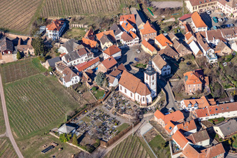Vue aérienne de Bâtiment d'église au bord des vignes à Weyher in der Pfalz dans le département Rhénanie-Palatinat, Allemagne