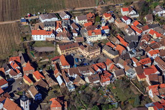Vue aérienne de Bas-village avec centre communautaire du village à Weyher in der Pfalz dans le département Rhénanie-Palatinat, Allemagne