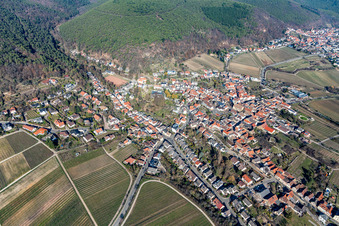 Vue aérienne de Chemin des vignes depuis le sud-est à le quartier Gimmeldingen in Neustadt an der Weinstraße dans le département Rhénanie-Palatinat, Allemagne