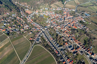 Vue aérienne de Von-Geissel-Straße à le quartier Gimmeldingen in Neustadt an der Weinstraße dans le département Rhénanie-Palatinat, Allemagne