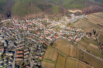 Vue aérienne de Raiffeisenstrasse x Neubergstrasse à le quartier Königsbach in Neustadt an der Weinstraße dans le département Rhénanie-Palatinat, Allemagne