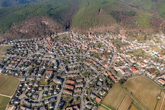 Vue aérienne de Herzogstraße x Neubergstr à le quartier Königsbach in Neustadt an der Weinstraße dans le département Rhénanie-Palatinat, Allemagne