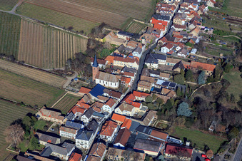 Vue aérienne de Église Sainte-Marguerite à Forst an der Weinstraße dans le département Rhénanie-Palatinat, Allemagne