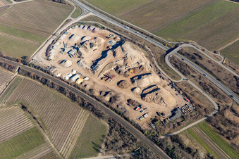 Vue aérienne de Dépôt de terre des carrières de Joho à Forst an der Weinstraße dans le département Rhénanie-Palatinat, Allemagne