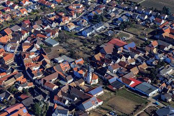 Vue aérienne de Église protestante Saint-Martin à Gönnheim dans le département Rhénanie-Palatinat, Allemagne