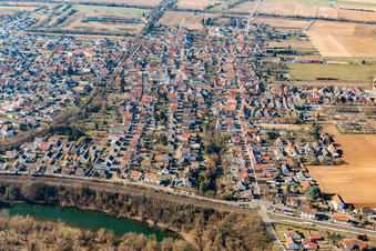 Vue aérienne de Altspeyerer Straße depuis l'est à Lingenfeld dans le département Rhénanie-Palatinat, Allemagne