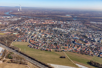 Vue aérienne de Ludwig-Erhard-Straße depuis l'ouest, au-delà de la B9 à Germersheim dans le département Rhénanie-Palatinat, Allemagne