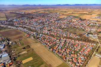 Vue aérienne de Vue de la ville depuis l'est à Herxheim bei Landau dans le département Rhénanie-Palatinat, Allemagne