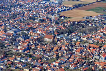 Vue aérienne de Sainte-Marie de l'Assomption à Herxheim bei Landau dans le département Rhénanie-Palatinat, Allemagne