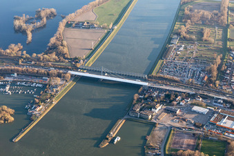 Vue aérienne de Chantier de rénovation de la structure du pont routier « Rheinbrücke Maxau » dans le cadre de la modernisation du pont sur le Rhin à le quartier Knielingen in Karlsruhe dans le département Bade-Wurtemberg, Allemagne