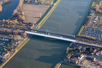 Vue aérienne de Chantier de construction du pont du Rhin à le quartier Knielingen in Karlsruhe dans le département Bade-Wurtemberg, Allemagne