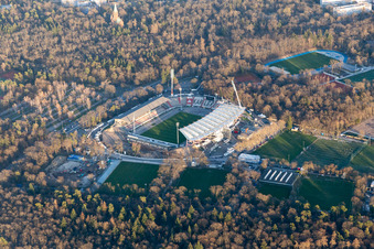 Vue aérienne de Wildparkstadion, chantier de construction à le quartier Innenstadt-Ost in Karlsruhe dans le département Bade-Wurtemberg, Allemagne