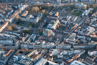 Vue aérienne de Église Saint-Étienne et Friedrichsplatz à le quartier Innenstadt-West in Karlsruhe dans le département Bade-Wurtemberg, Allemagne